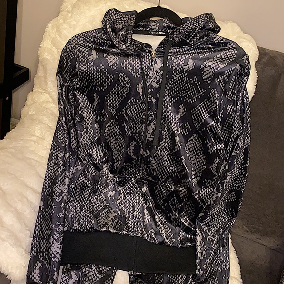 Gray & Black Snake Print Velour Set | Feminine & Trendy | Great for Trav… - Picture 4 of 7